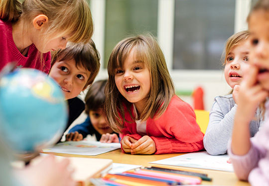 La formation dispensée dans les écoles maternelles favorise l’éveil de la personnalité des enfants, stimule leur développement langagier, sensoriel, moteur, cognitif et social, développe l’estime de soi, des autres et concourt à leur épanouissement affectif. Cette formation s’attache à développer chez chaque enfant l’envie et le plaisir d’apprendre afin de lui permettre, progressivement, de devenir élève