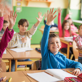 La formation dispensée dans les écoles élémentaires assure l’acquisition des fondamentaux : lire, écrire, compter, respecter autrui