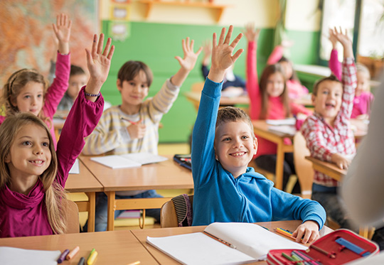 La formation dispensée dans les écoles élémentaires assure l’acquisition des fondamentaux : lire, écrire, compter, respecter autrui